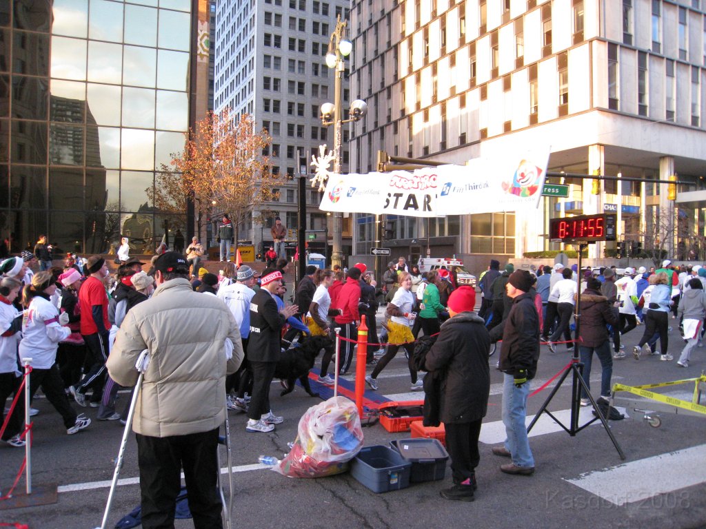 Detroit Turkey Trot 2008 10K 0275.jpg - At 12 minutes they are still crossing the line in a solid stream... it takes a while to get 10,000 people through the opening.